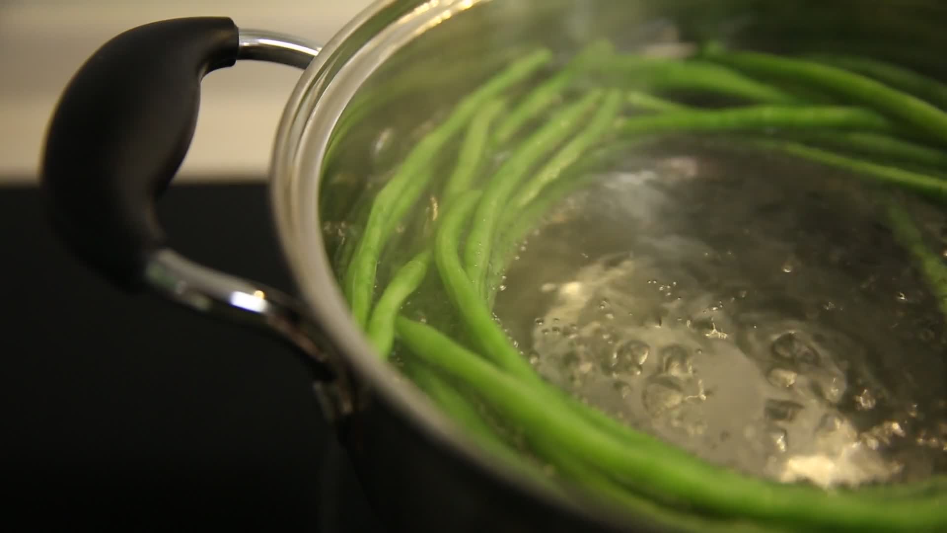 实拍蔬菜豇豆清洗及处理视频的预览图