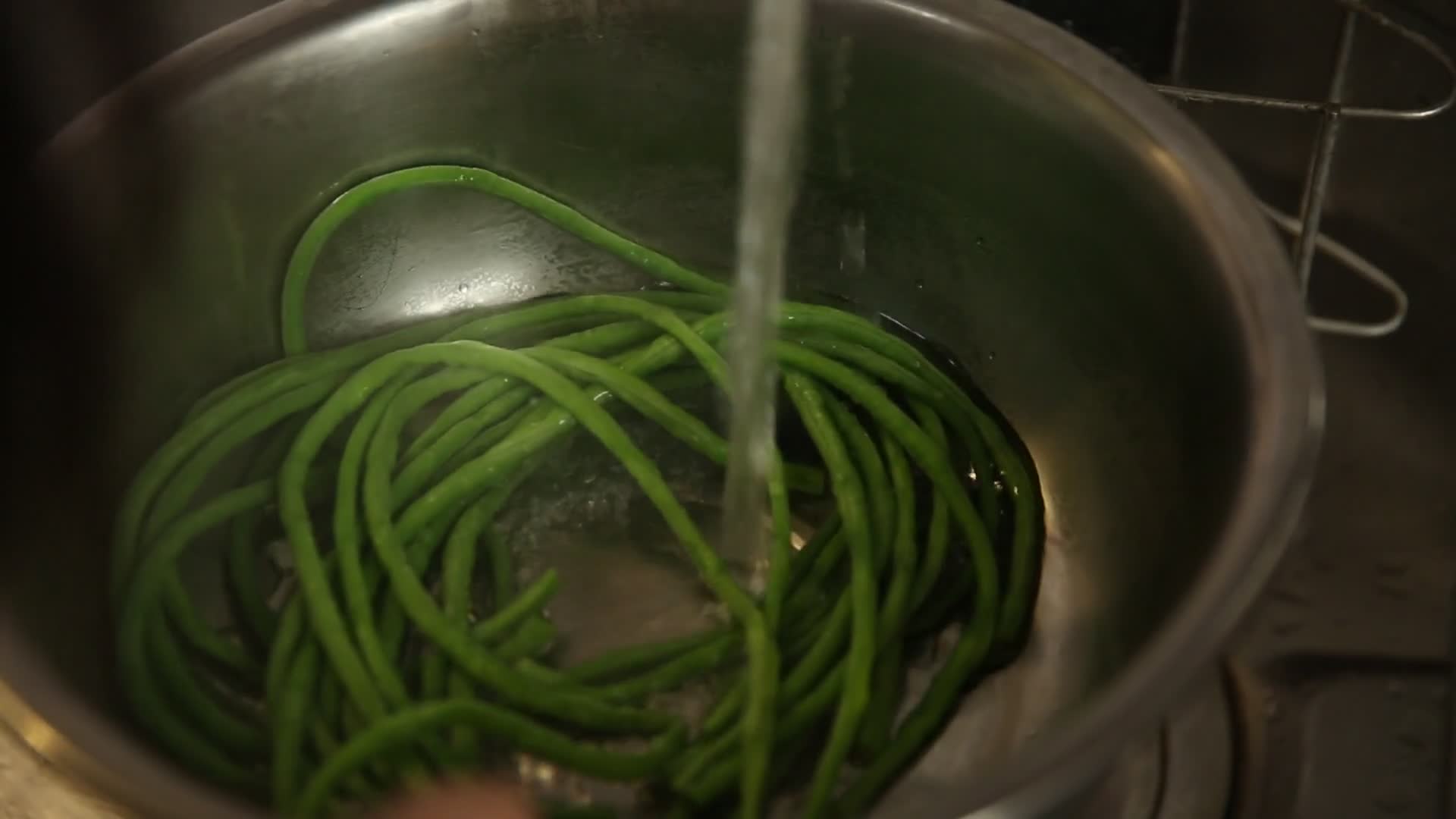 实拍蔬菜豇豆清洗及处理视频的预览图