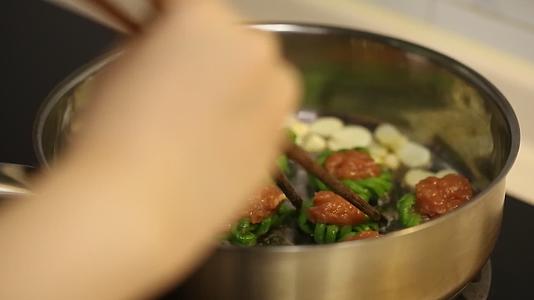 实拍蒸锅蒸制豇豆酿肉视频的预览图