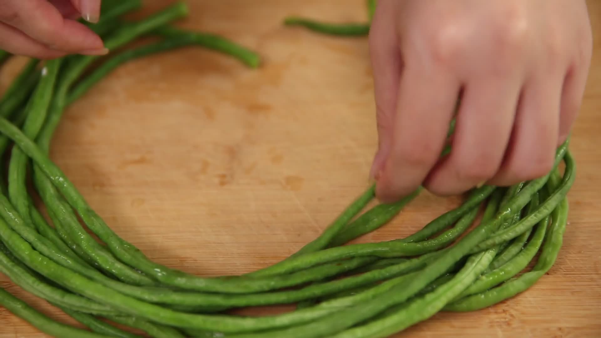 实拍蔬菜长豆角视频的预览图