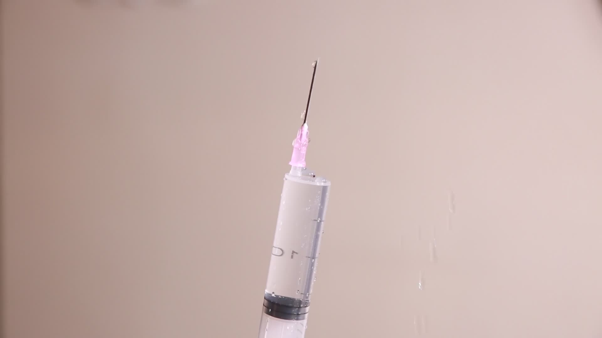 实拍特写医疗器械注射器针管视频的预览图