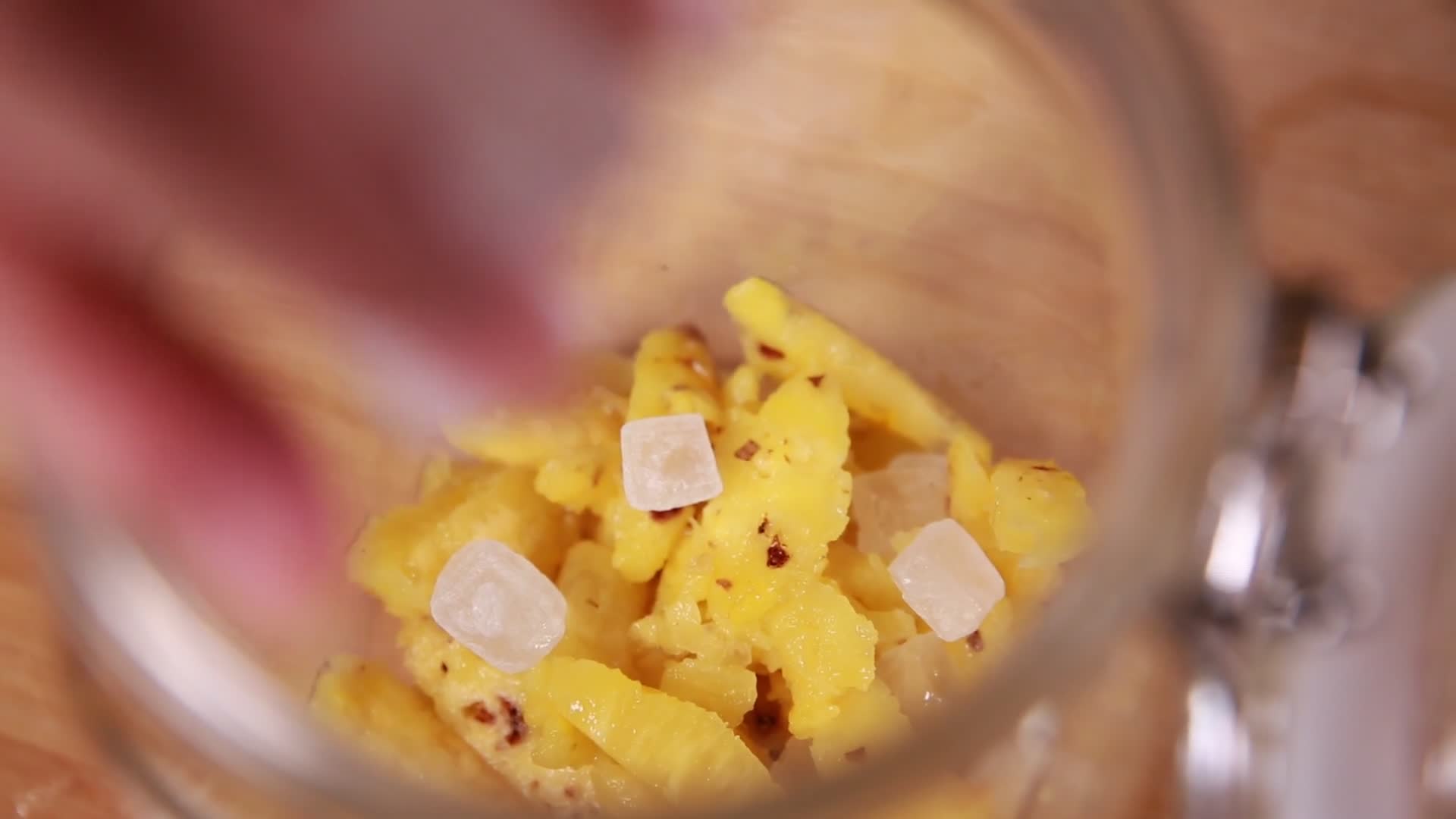实拍用菠萝酿制菠萝水果酒视频的预览图