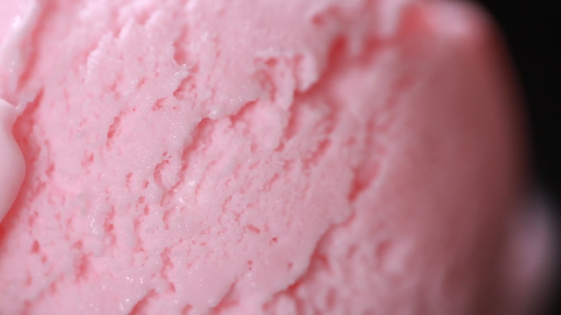 实拍微距特写草莓雪糕冰激淋冷饮视频的预览图