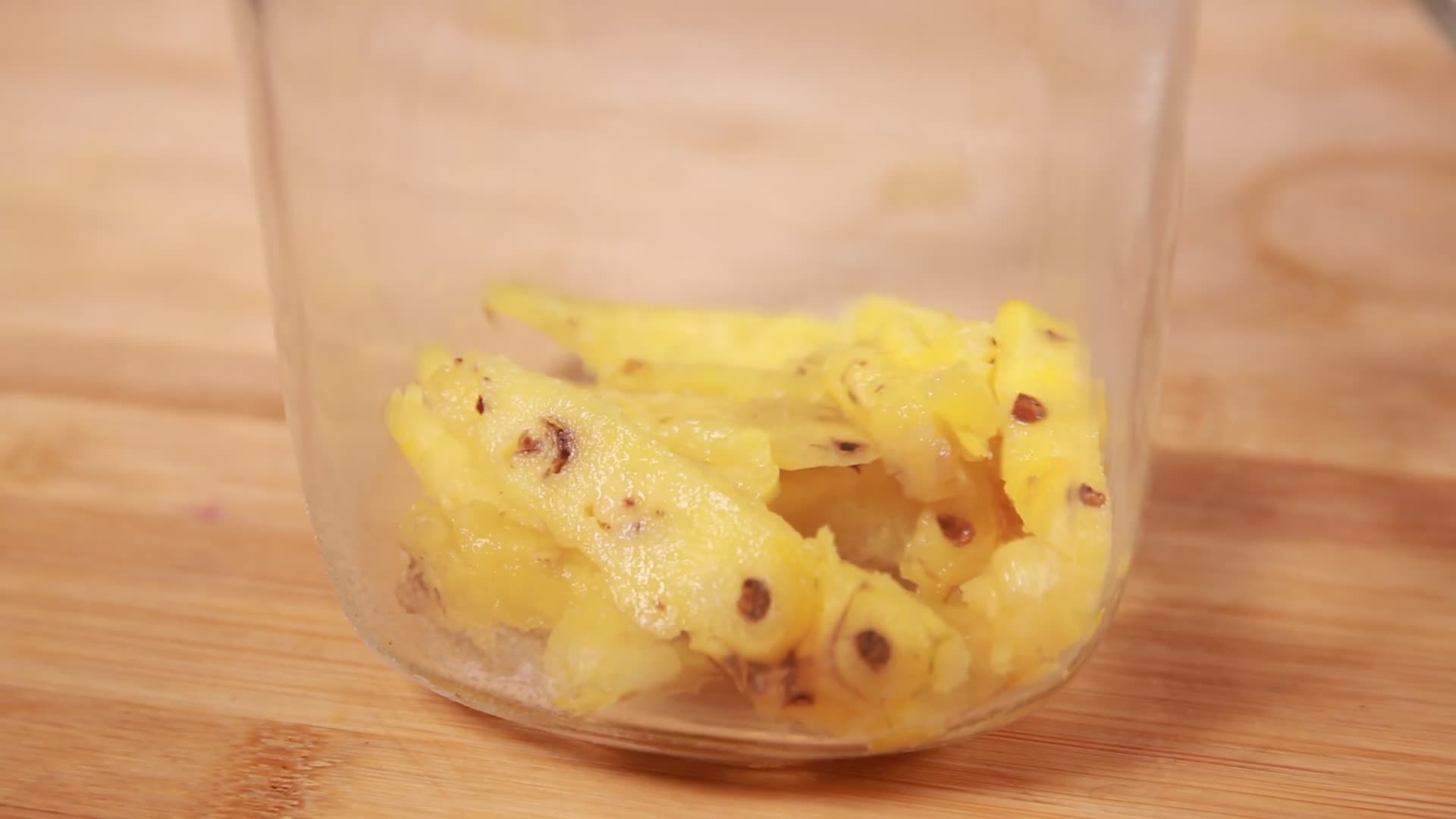实拍酿制菠萝水果酒视频的预览图