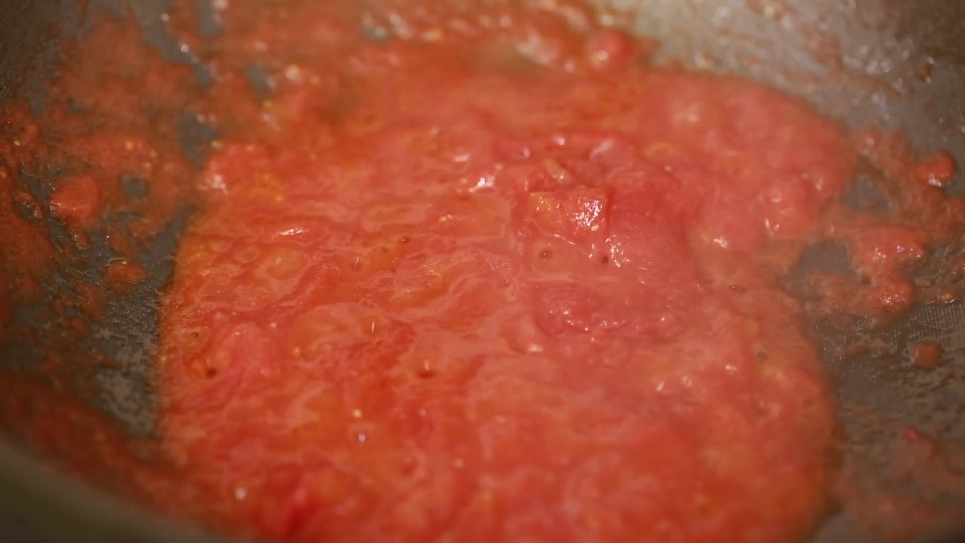 实拍炒番茄酱番茄沙司视频的预览图
