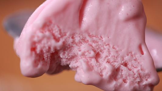 实拍微距特写草莓雪糕冰激冷饮视频的预览图