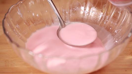实拍西瓜草莓奶昔夏日甜品视频的预览图