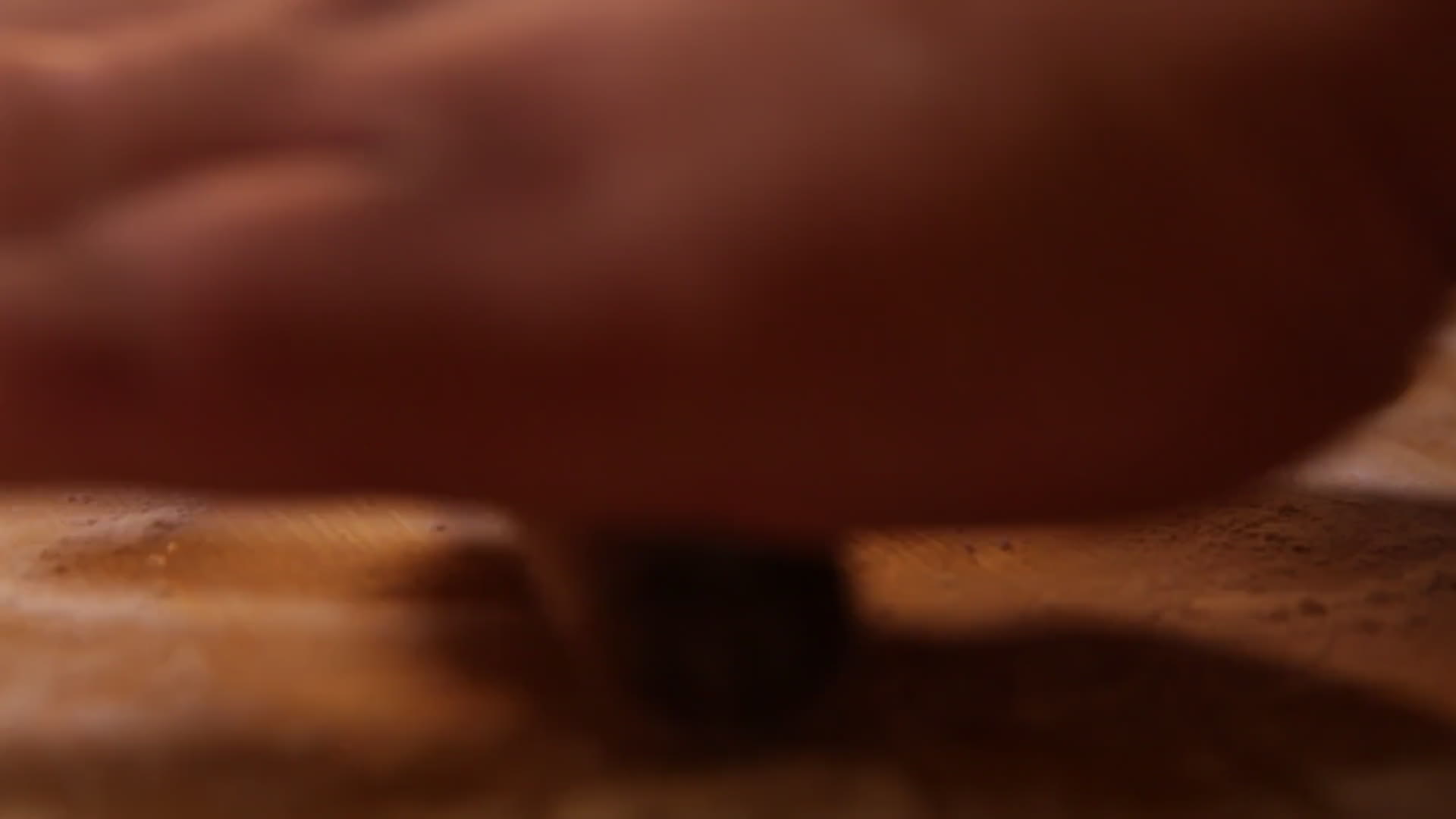 实拍厨房揉面团擀面皮视频的预览图