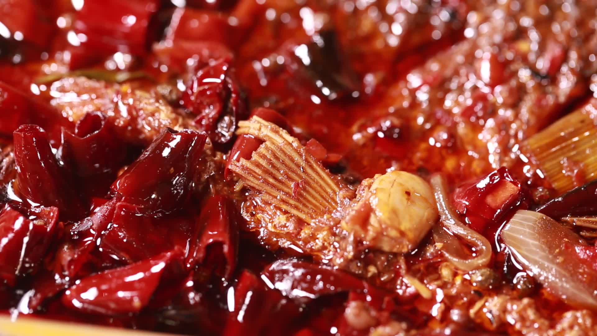 烤全鱼红油鱼肉美食特写视频的预览图