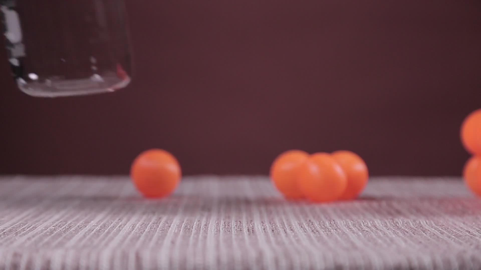 乒乓球烧杯实拍视频的预览图
