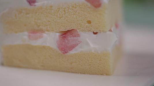 桃子蛋糕寿桃夹心生日蛋糕视频的预览图
