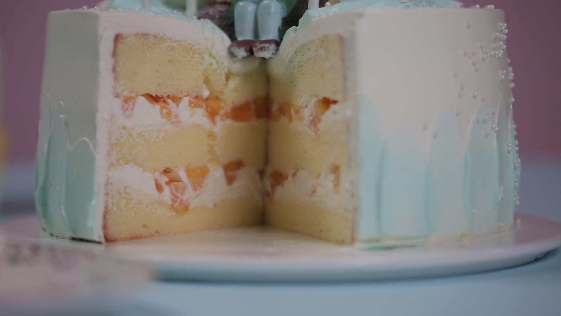 生日蛋糕海绵蛋糕夹心切蛋糕美味近景特写视频的预览图