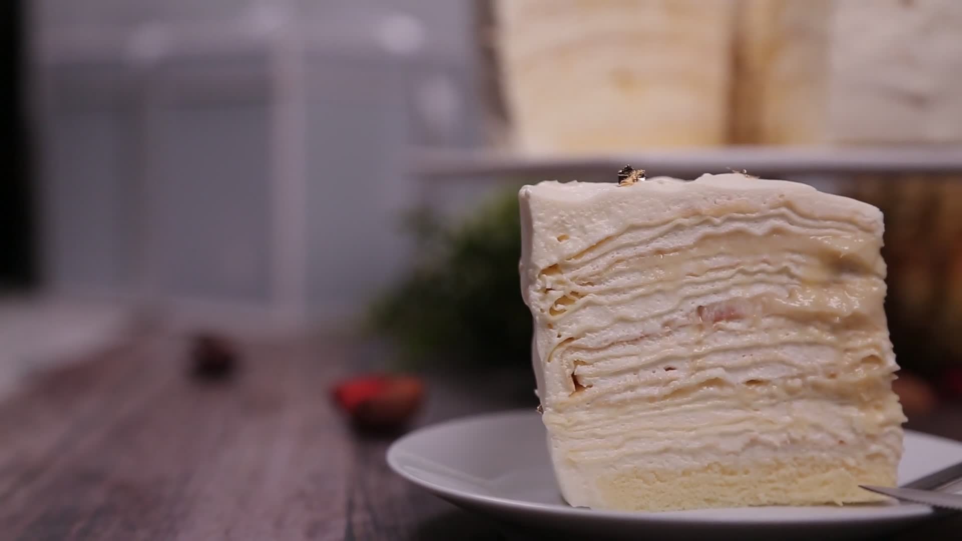 千层蛋糕奶油蛋糕榴莲蛋糕特写近景视频的预览图