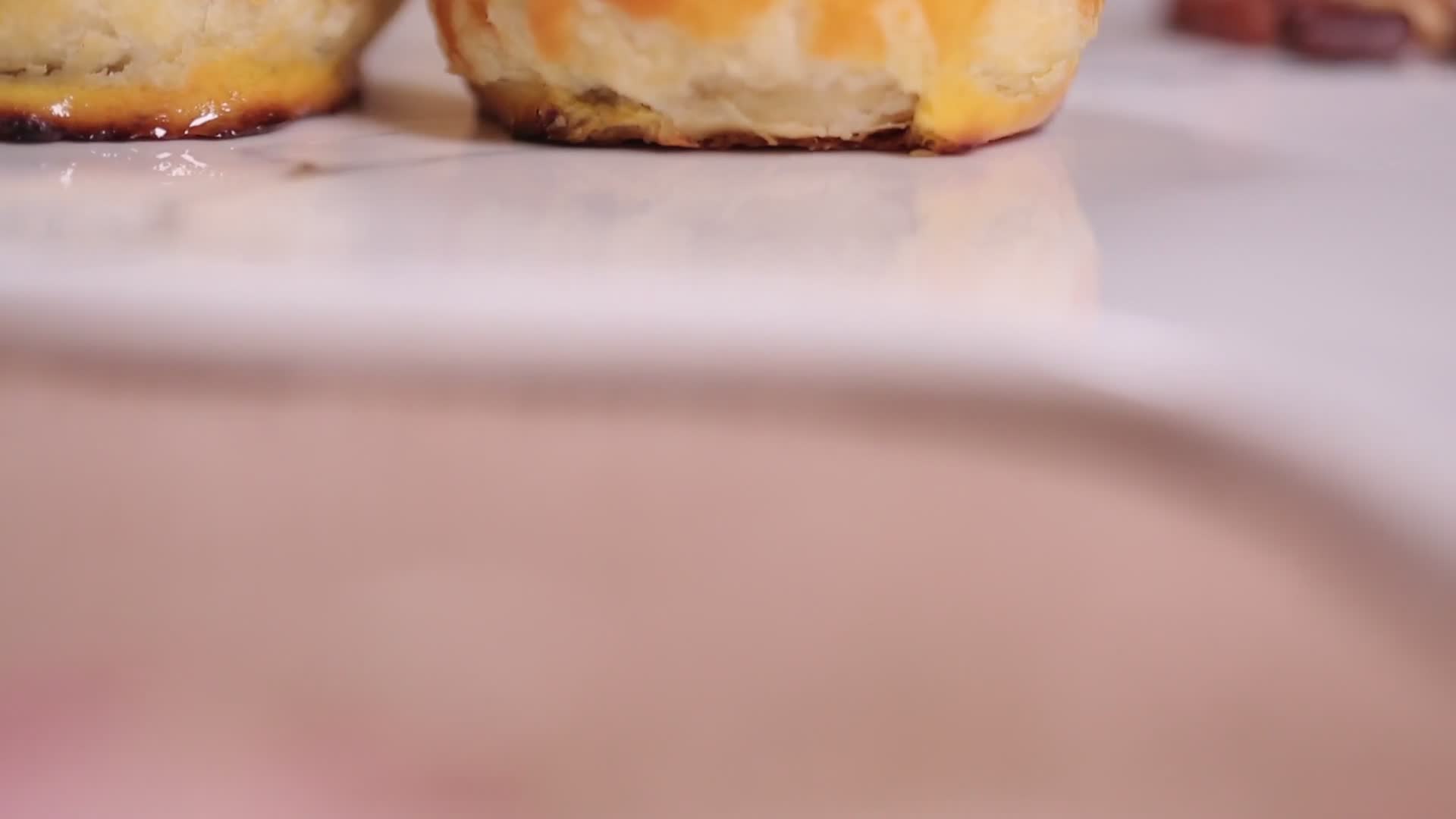 蛋黄酥点心甜品近景特写视频的预览图