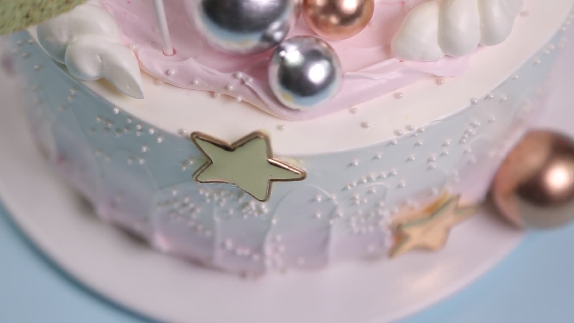 彩虹马卡通独角兽生日蛋糕视频的预览图