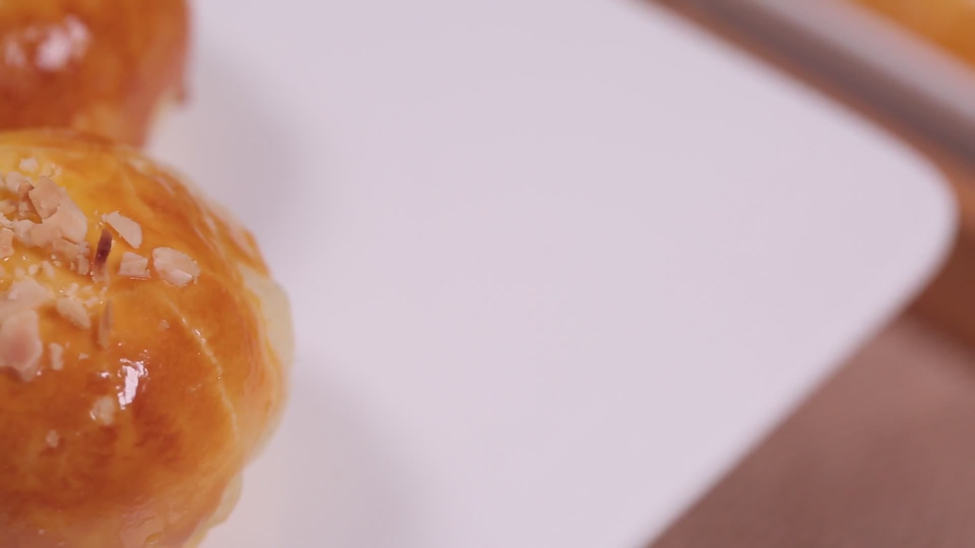 蛋黄酥肉松紫薯芋泥点心甜品视频的预览图