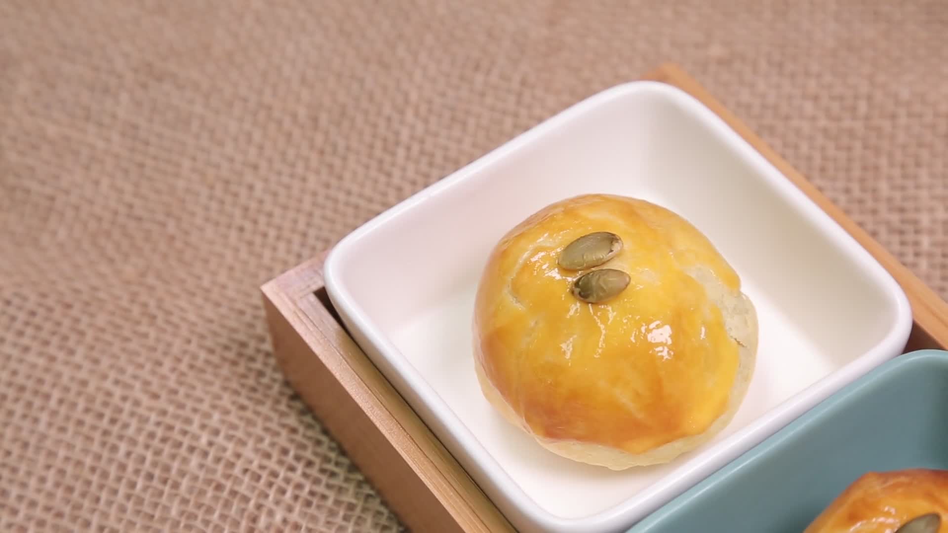 蛋黄酥肉松紫薯甜品视频的预览图