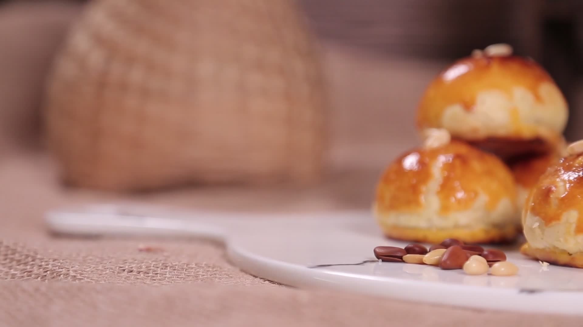 蛋黄酥甜品甜点特写视频的预览图