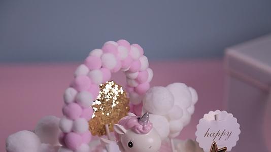 梦幻少女粉色生日蛋糕特写视频的预览图