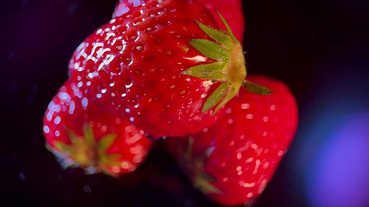 4K实拍水果草莓农产品微距旋转视频的预览图
