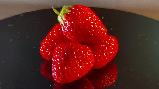 4K实拍水果草莓微距摄影视频的预览图