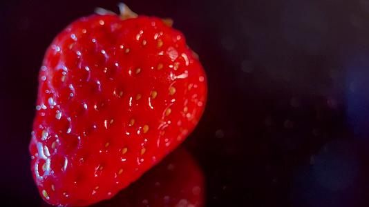 4K实拍水果一颗草莓视频的预览图