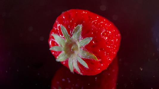 4K水果草莓微距实拍视频的预览图