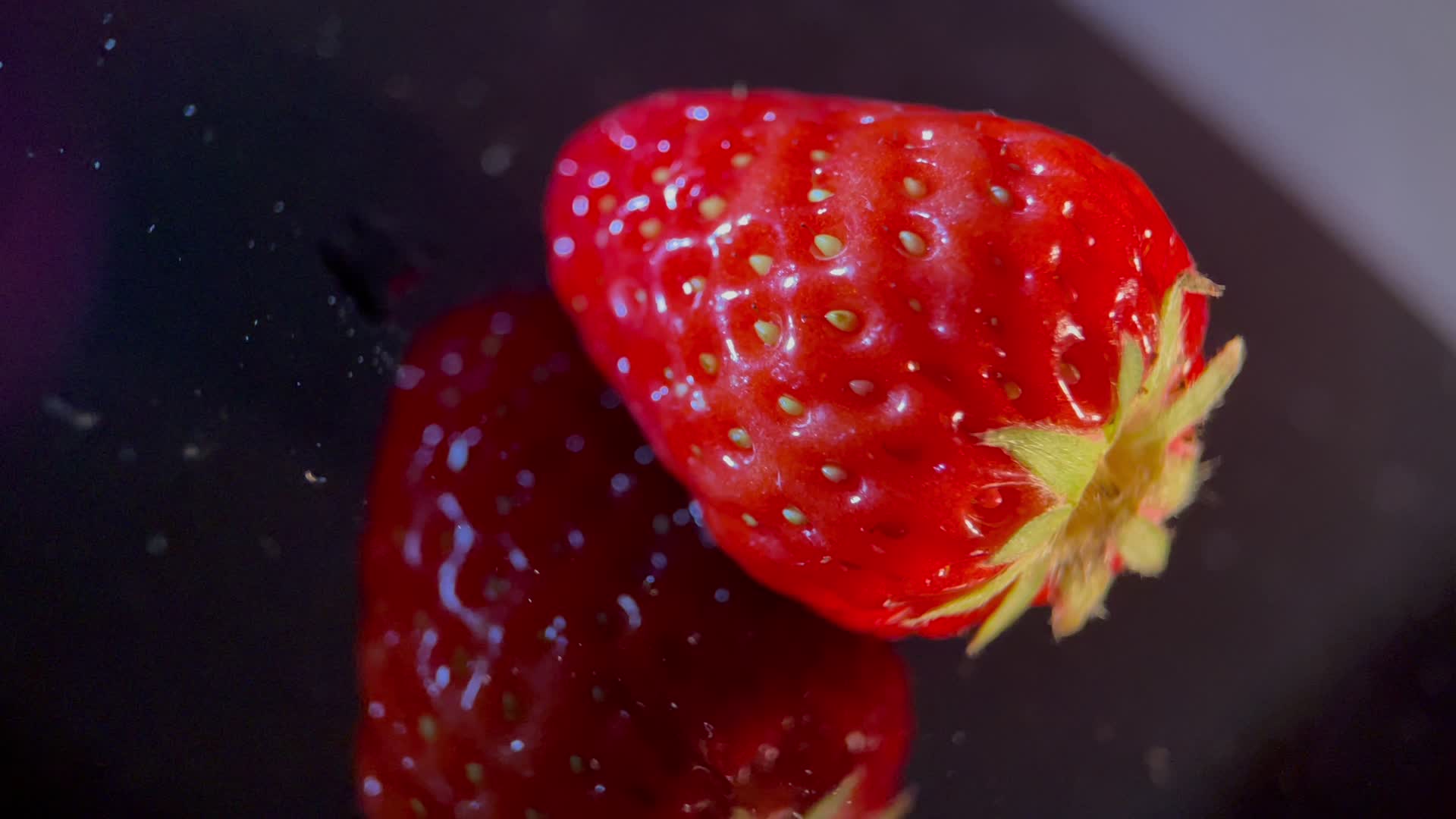 4k水果草莓微距实拍视频的预览图