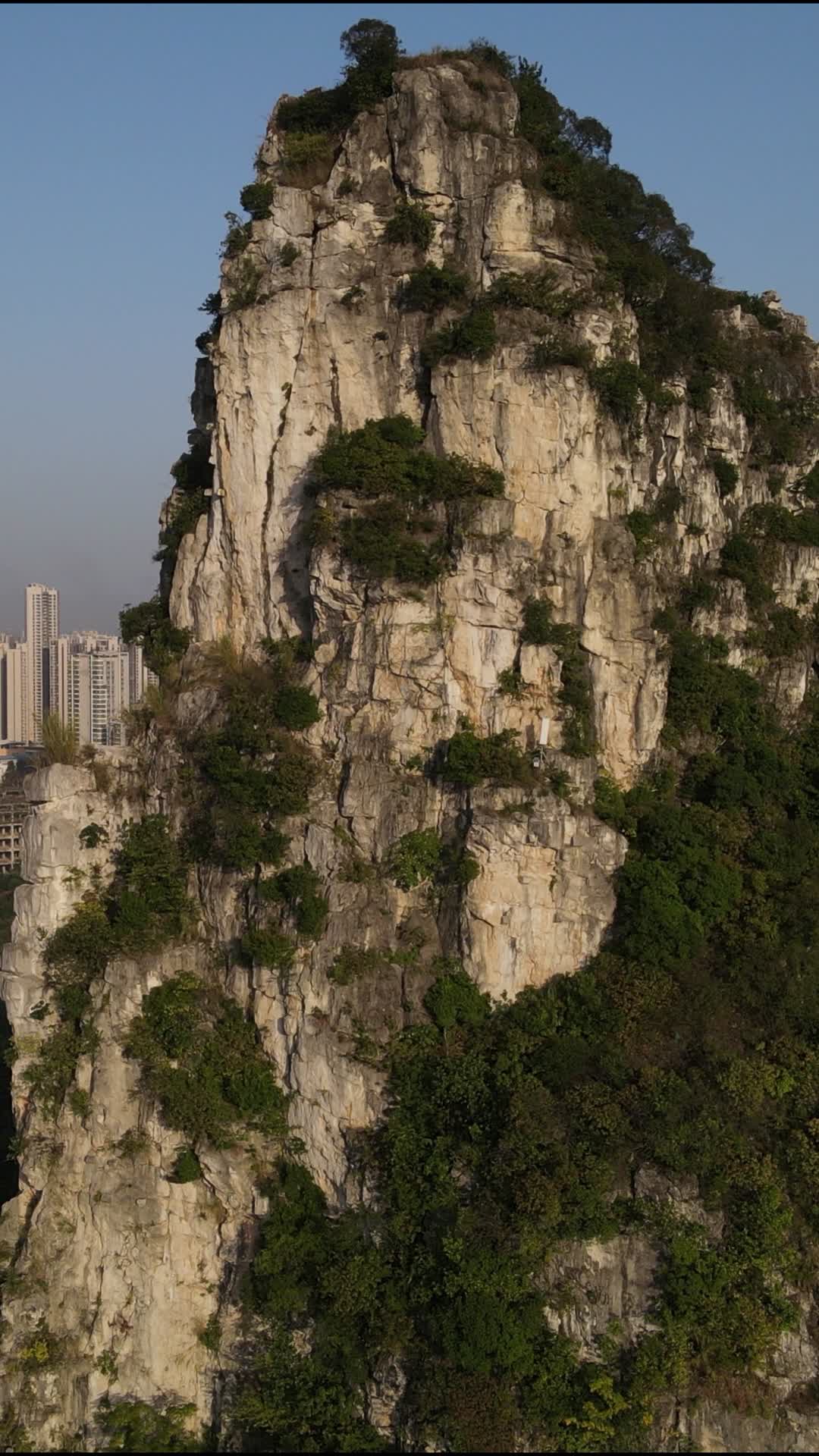 航拍广西柳州鹅山自然风景视频的预览图