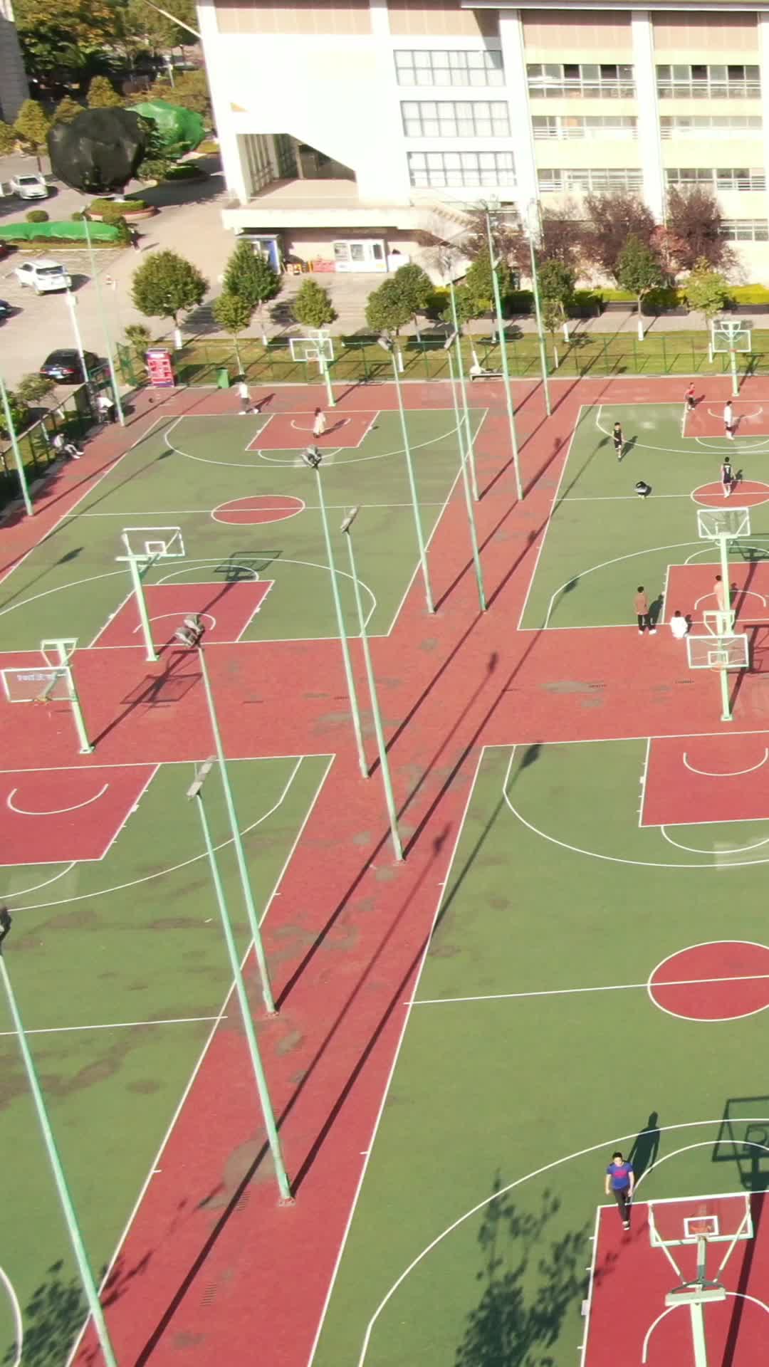 航拍大学校园篮球场竖屏视频视频的预览图