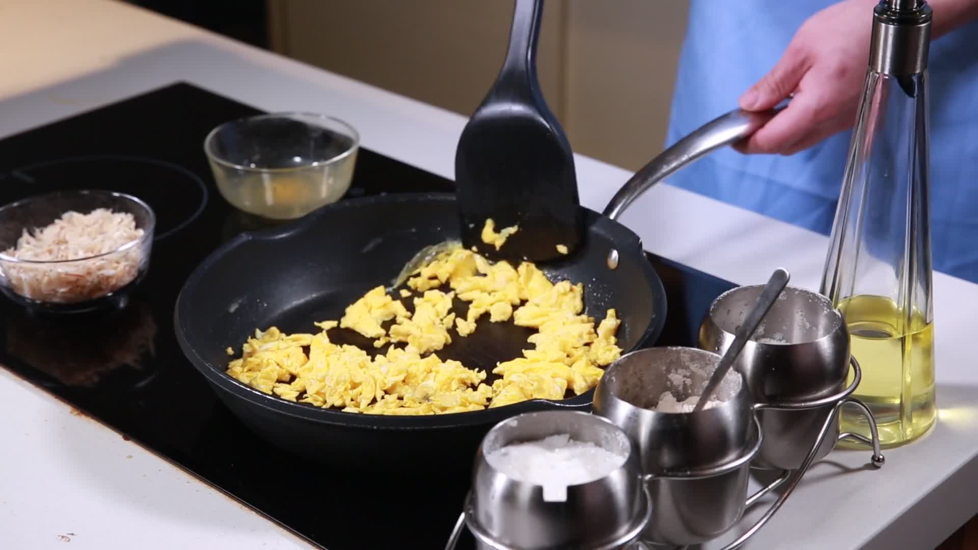 实拍厨师炒鸡蛋视频的预览图
