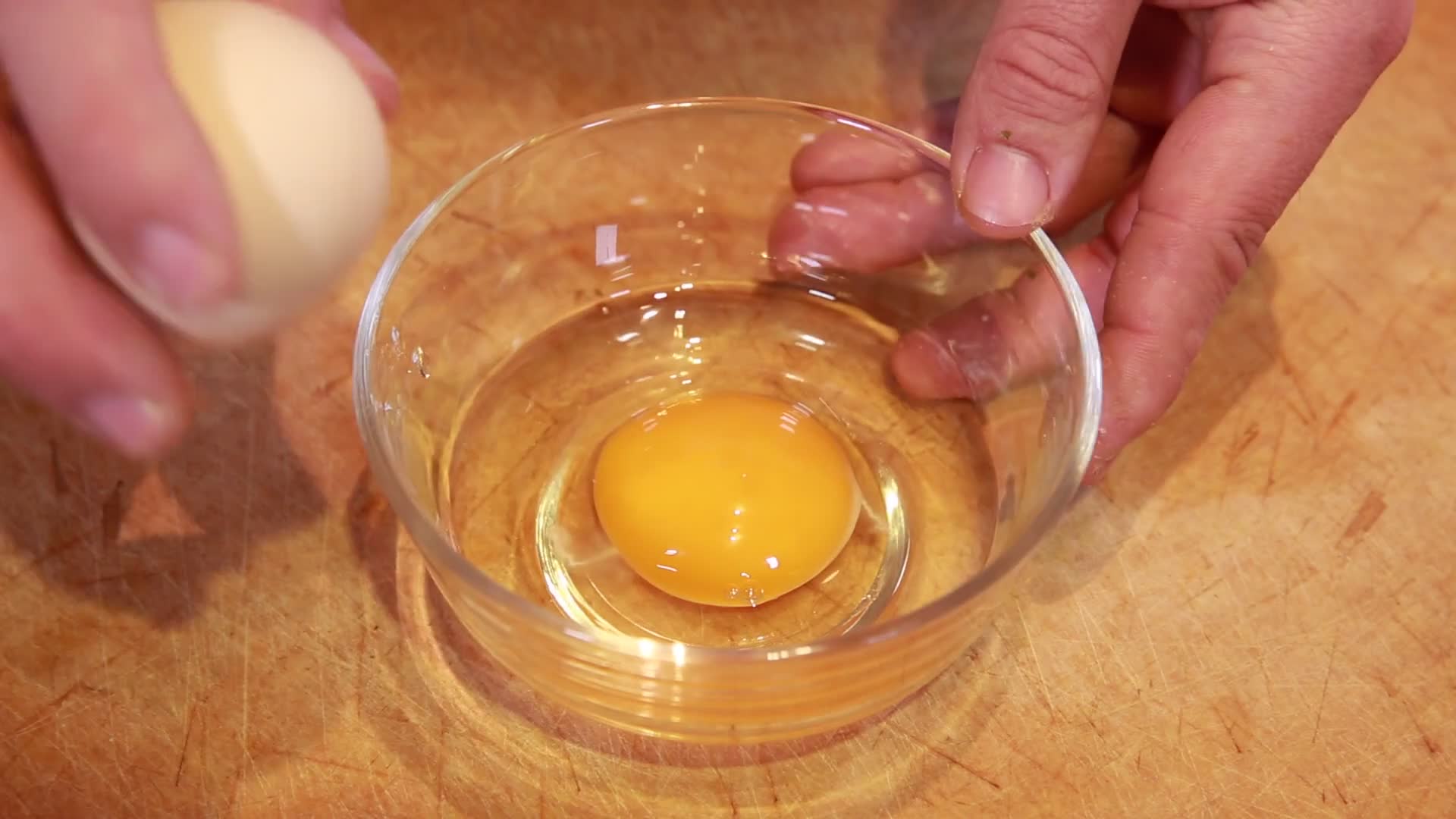 实拍厨师打鸡蛋炒鸡蛋视频的预览图