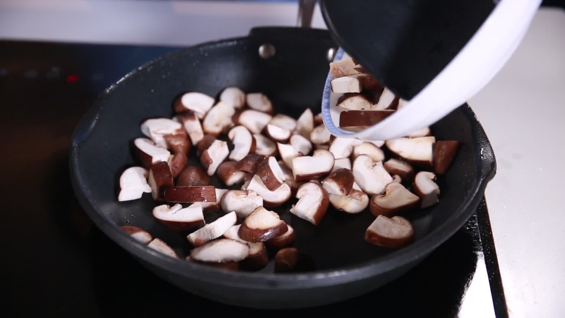 实拍大厨切香菇蘑菇炒制过程视频的预览图
