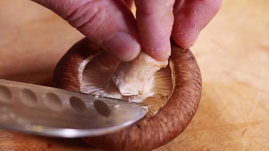 实拍大厨切香菇蘑菇炒制过程视频的预览图