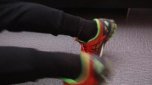实拍身穿运动服运动鞋的人运动锻炼视频的预览图
