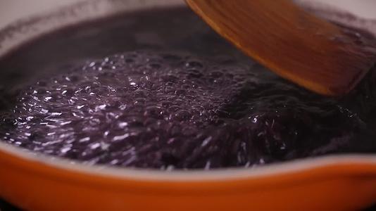 实拍熬紫米粥视频的预览图