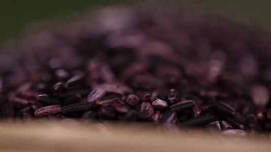 实拍特写微距黑米紫米花青素杂粮视频的预览图