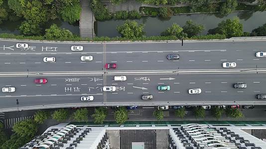 航拍杭州西湖大道城市交通视频的预览图