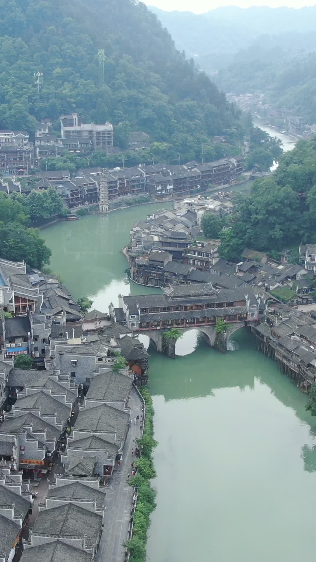 航拍湖南湘西凤凰古城全景竖屏视频视频的预览图