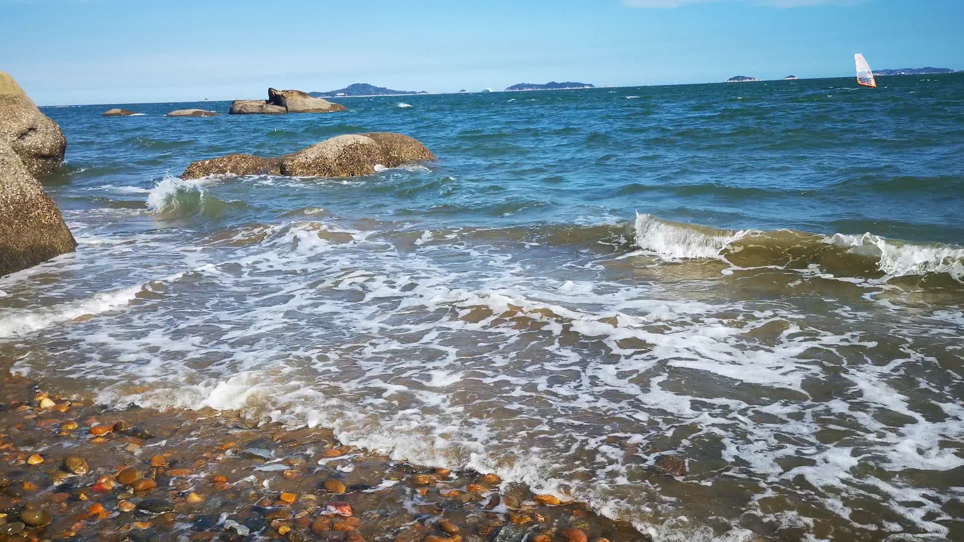 实拍蓝色大海风景沙滩海浪视频的预览图