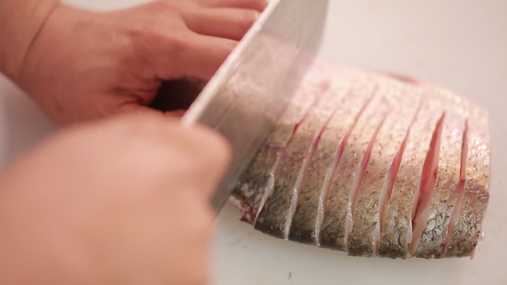 厨师花刀刀工切孔雀鱼视频的预览图