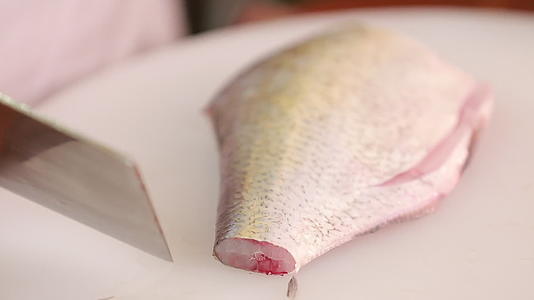 厨师花刀刀工切孔雀鱼视频的预览图