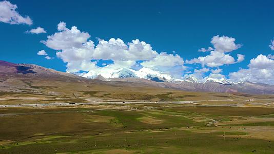 4k航拍西藏317国道雪山视频的预览图