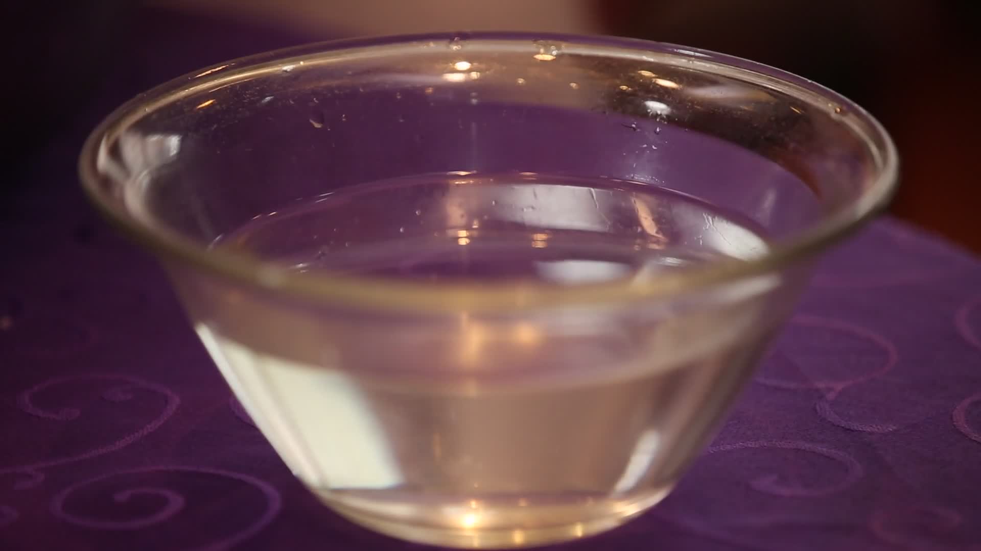 实拍玻璃杯装米酒视频的预览图
