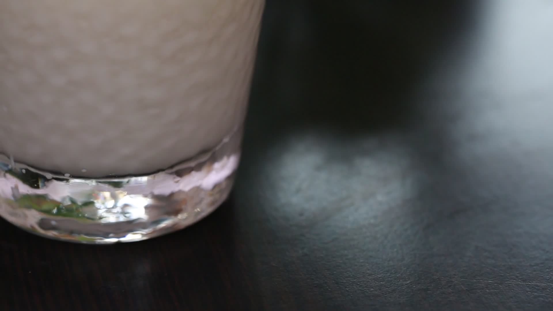 实拍玻璃杯子装水和牛奶视频的预览图