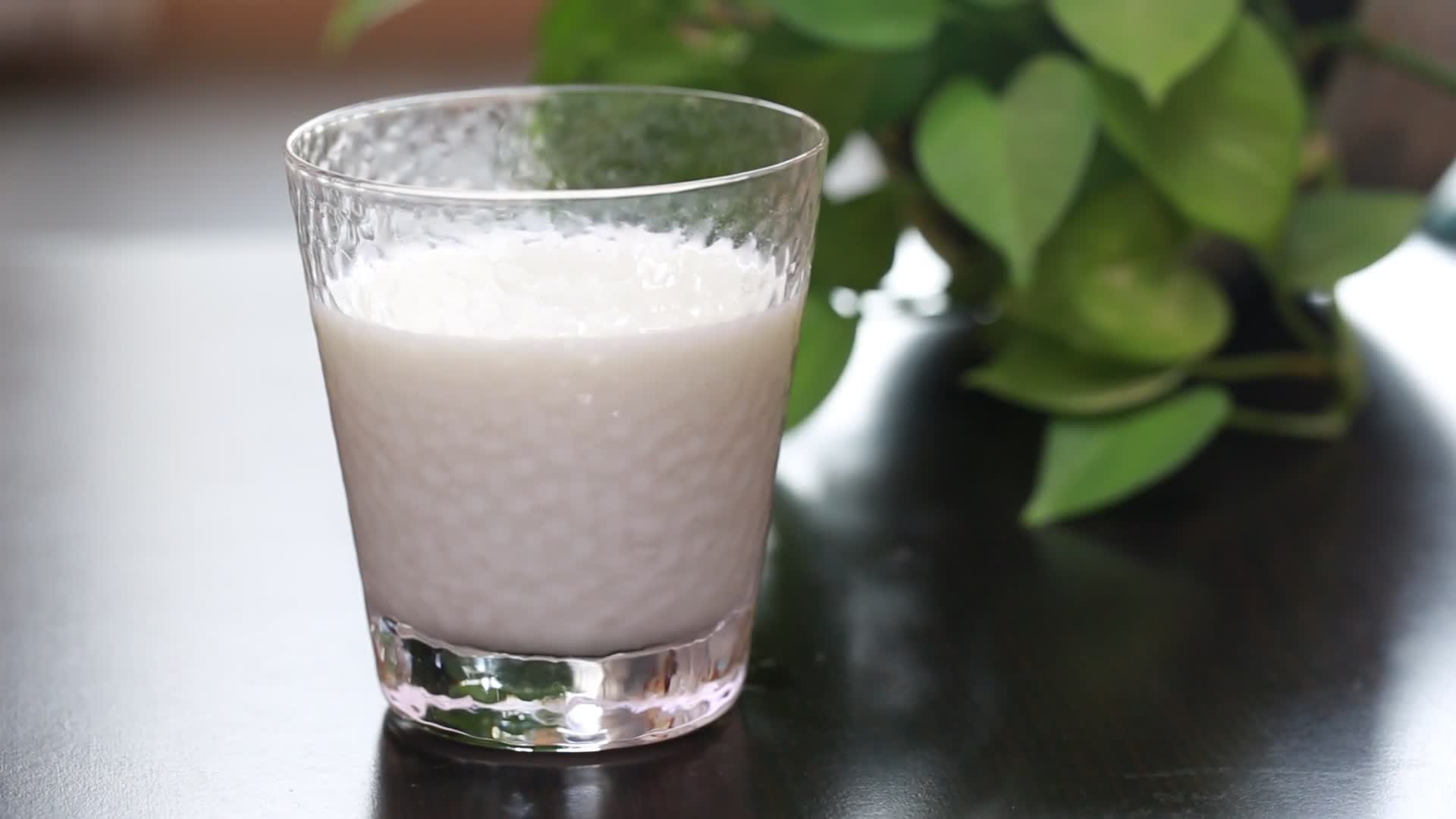 实拍玻璃杯子装水和牛奶视频的预览图