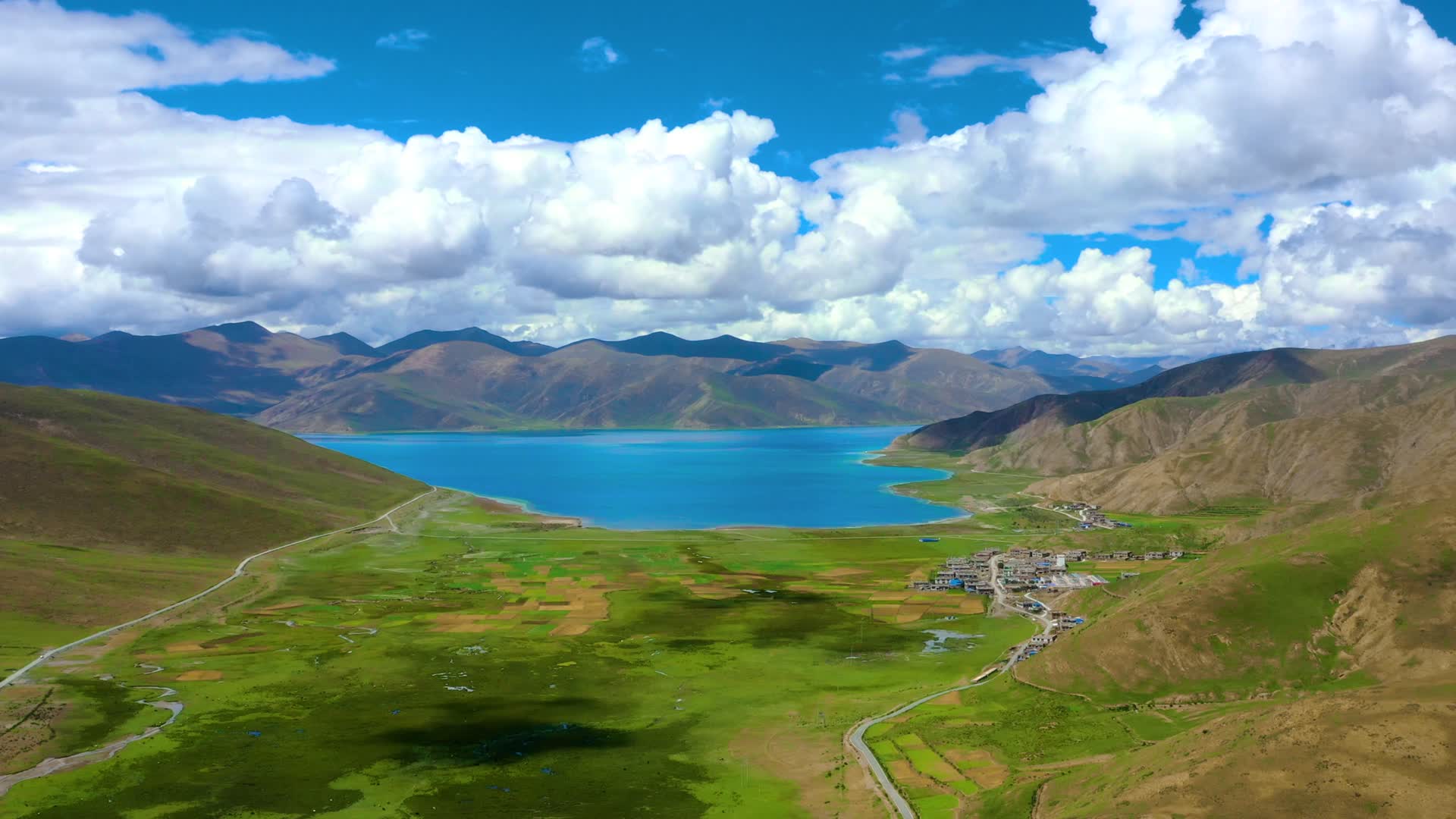 4k航拍西藏拉萨羊卓雍措湖风景区视频的预览图