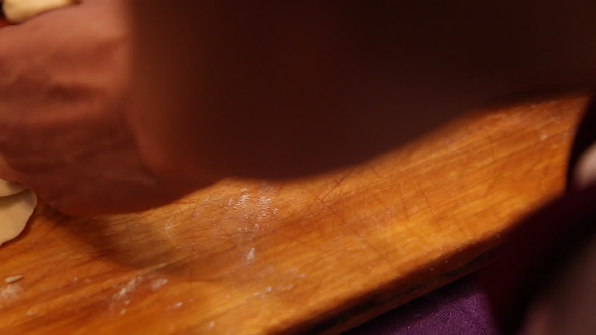 实拍擀饺子皮视频的预览图