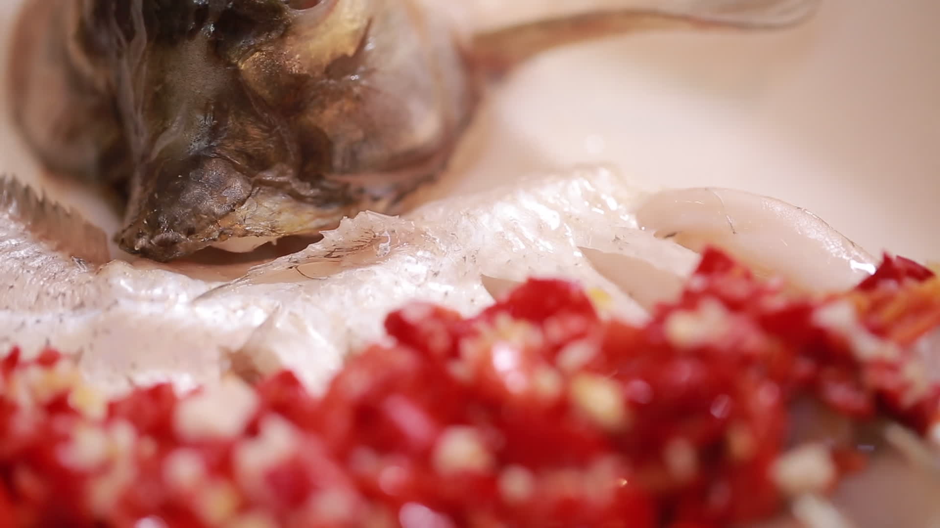 实拍厨师制作国宴大菜孔雀鱼视频的预览图