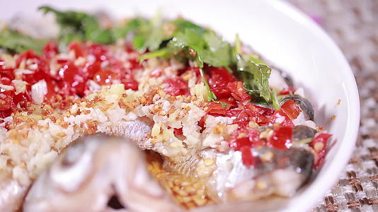 实拍厨师制作国宴大菜孔雀鱼视频的预览图
